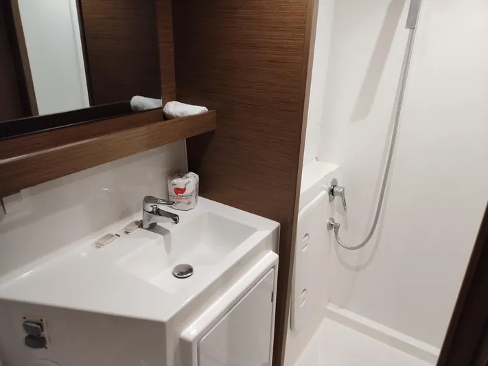 Amnesia Yacht Photos Pics Starboard Head/Shower