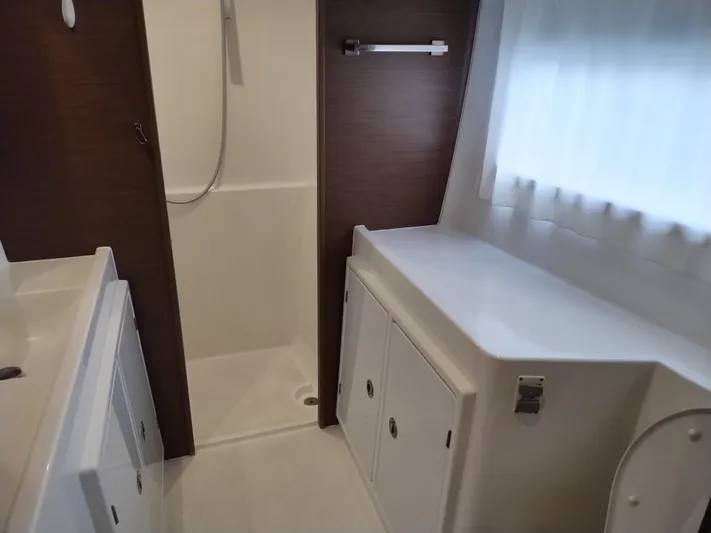 Amnesia Yacht Photos Pics Master Bathroom and Shower