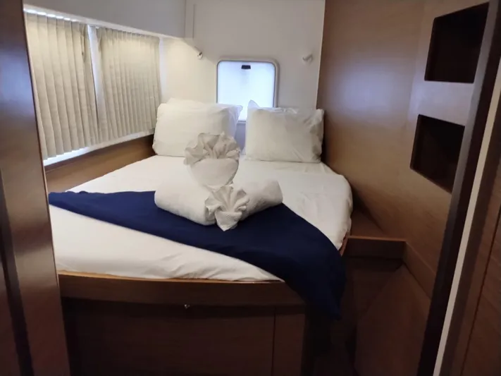 Amnesia Yacht Photos Pics Port Fwd Stateroom