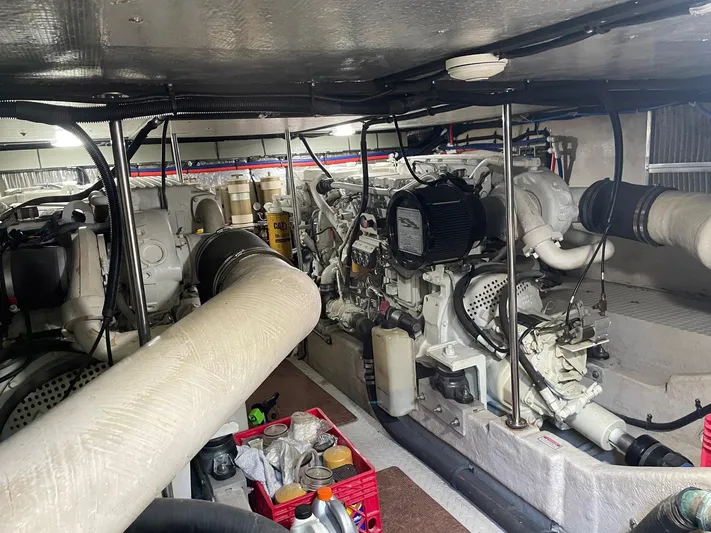 Hideout Yacht Photos Pics 