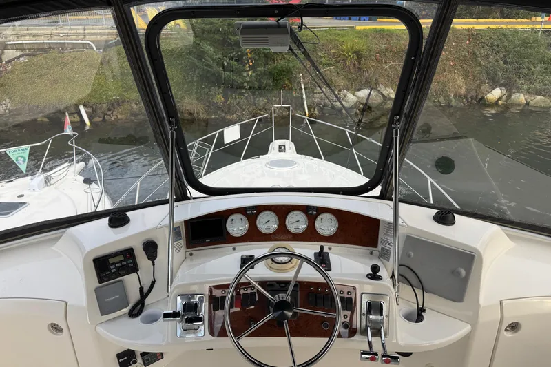 Stormer Yacht Photos Pics 2005 Silverton 34 Convertible yacht helm with steering wheel and control panel.