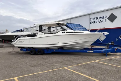 Boston Whaler 325 Conquest