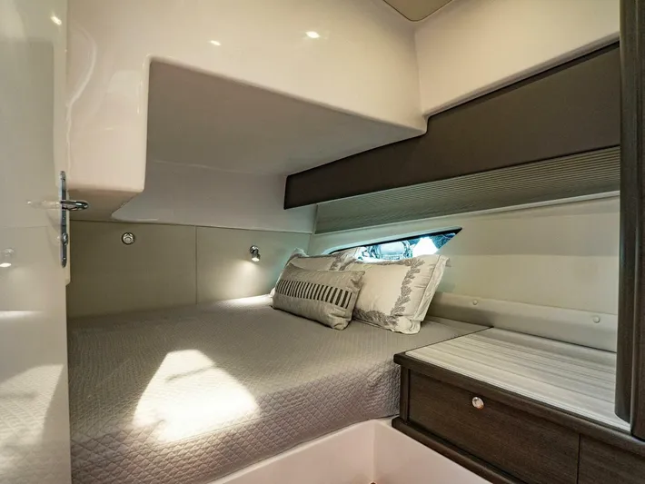 Garbonzo Yacht Photos Pics 2022 Intrepid 477 Evolution - Image 18