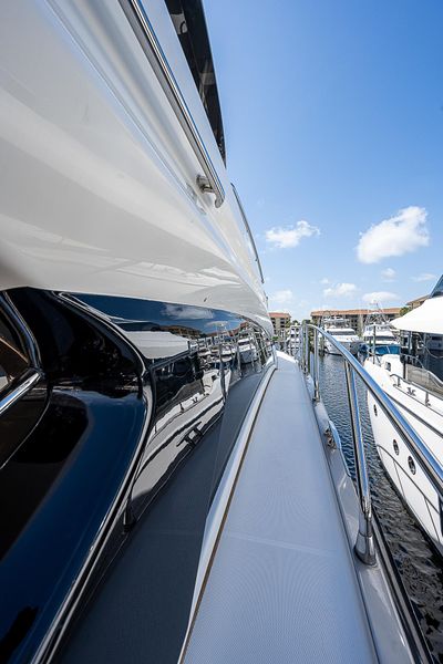 2013 Marquis 630 Sport Yacht