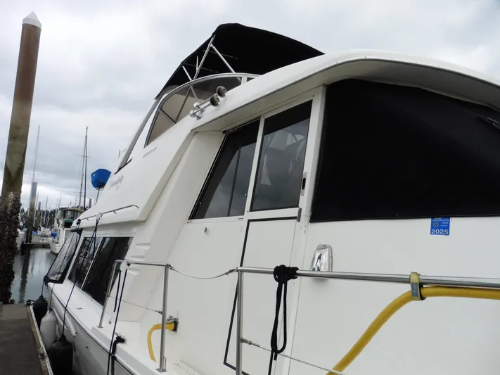  Yacht Photos Pics 2005 Meridian PILOTHOUSE yacht docked at marina, featuring sleek design and spacious cabin.