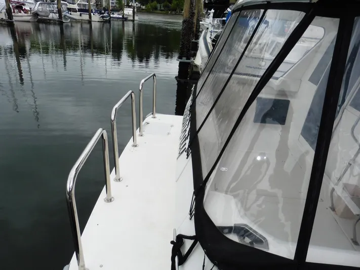  Yacht Photos Pics 2005 Meridian PILOTHOUSE yacht docked, featuring sleek design and clear windows.