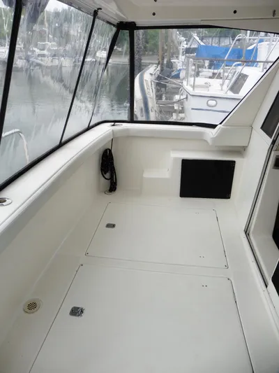  Yacht Photos Pics 2005 Meridian PILOTHOUSE boat interior with spacious deck and marina view.