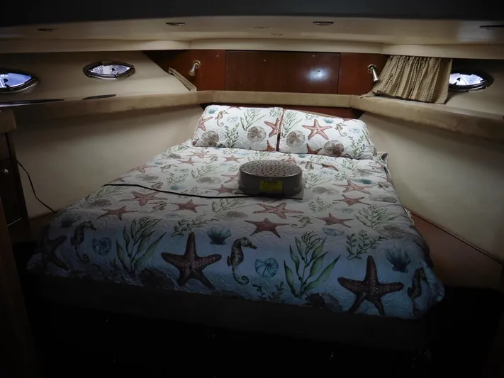  Yacht Photos Pics Luxurious 2005 Meridian PILOTHOUSE bedroom with nautical-themed bedding and cozy lighting.