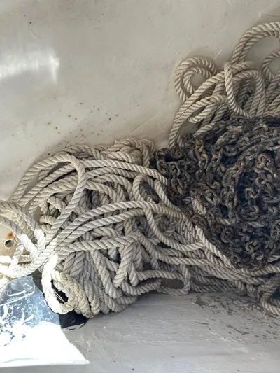  Yacht Photos Pics Coiled ropes and chains on 2006 Albin 28 Tournament Express boat.
