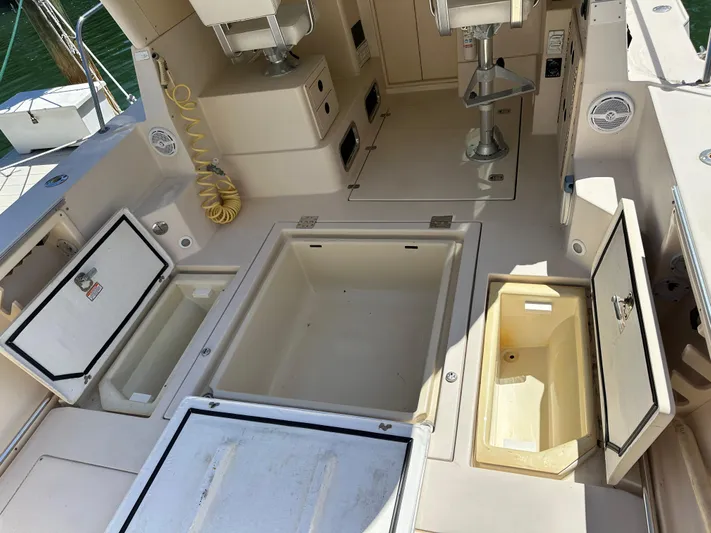  Yacht Photos Pics 2006 Albin 28 Tournament Express boat interior with open storage compartments.