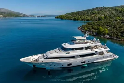 2015 Custom Line Navetta 33