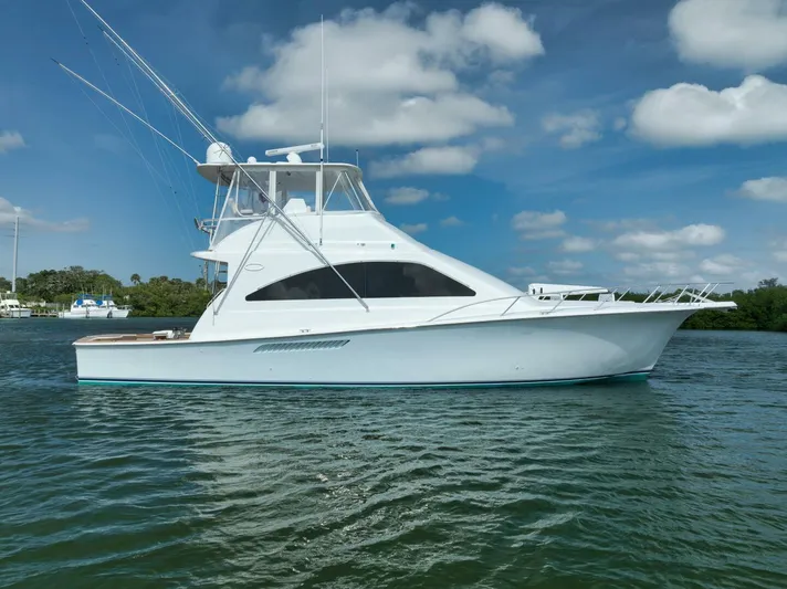 Mullet Yacht Photos Pics 2006 Ocean Yachts 50 Super Sport on calm water under blue sky.