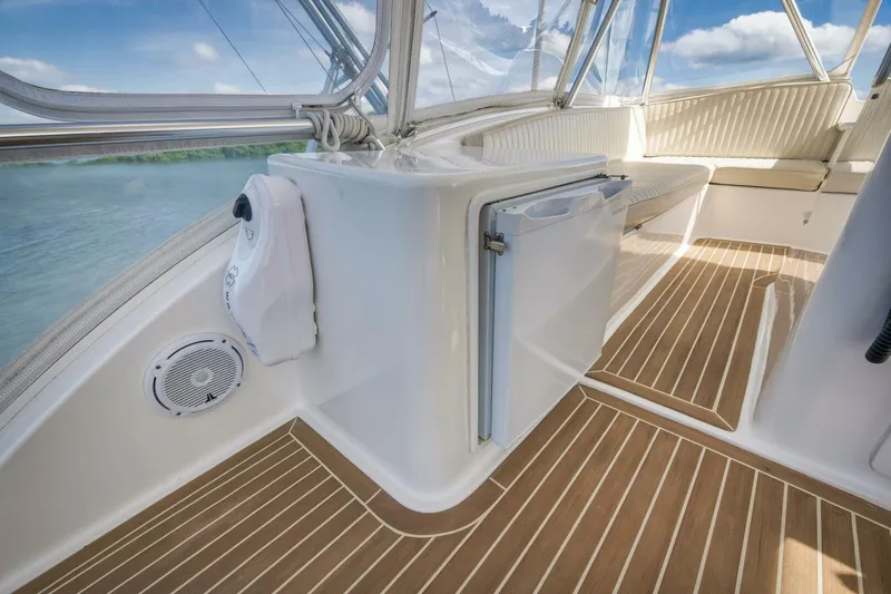 Mullet Yacht Photos Pics 2006 Ocean Yachts 50 Super Sport interior with wood flooring and seating.