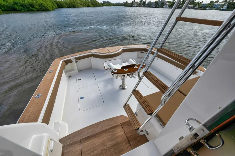 Mullet Yacht Photos Pics 2006 Ocean Yachts 50 Super Sport boat deck with seating and water view.