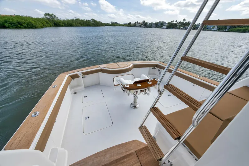 Mullet Yacht Photos Pics 2006 Ocean Yachts 50 Super Sport deck with seating, table, and water view.