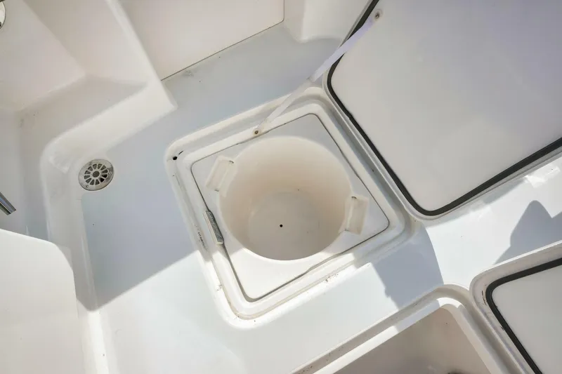 Mullet Yacht Photos Pics 2006 Ocean Yachts 50 Super Sport deck storage compartment, open and empty.