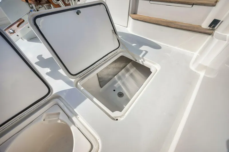 Mullet Yacht Photos Pics Open storage compartments on 2006 Ocean Yachts 50 Super Sport deck.