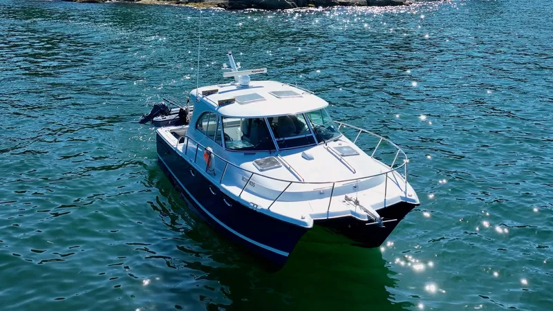  Yacht Photos Pics 2007 Glacier Bay 3480 Ocean Runner boat on sparkling blue water.
