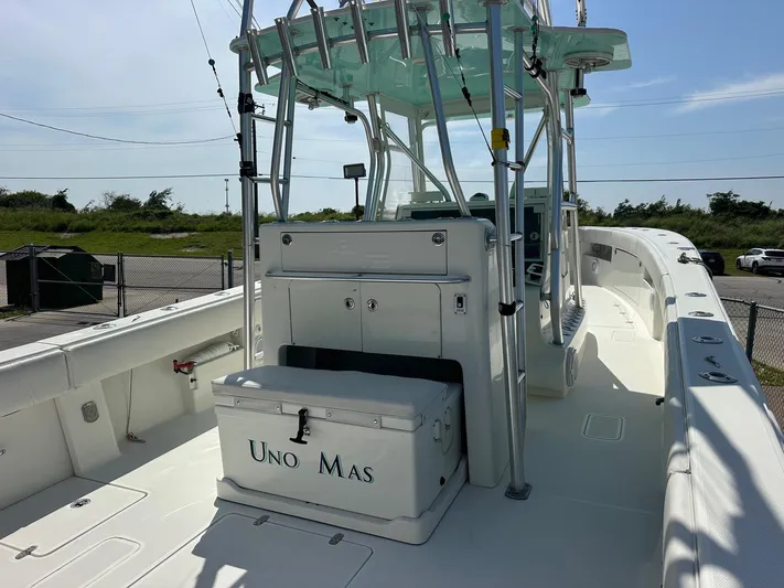  Yacht Photos Pics 2013 SeaVee 390B boat deck with center console and cooler labeled "Uno Mas."