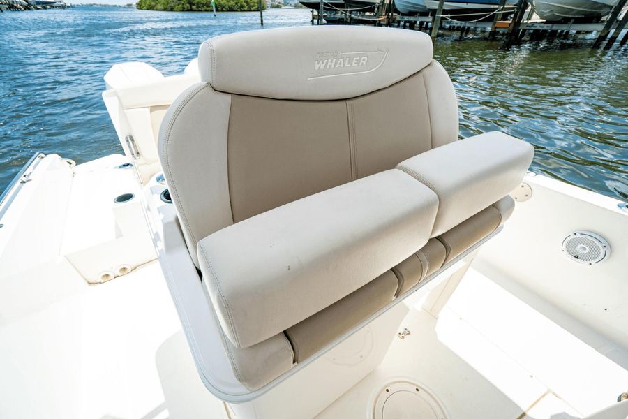 2020 Boston Whaler 270 Dauntless