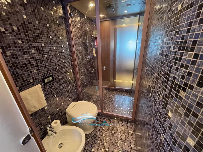  Yacht Photos Pics Velvet 90 bagno 1