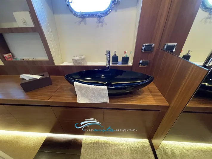  Yacht Photos Pics Velvet 90 lavandino bagno