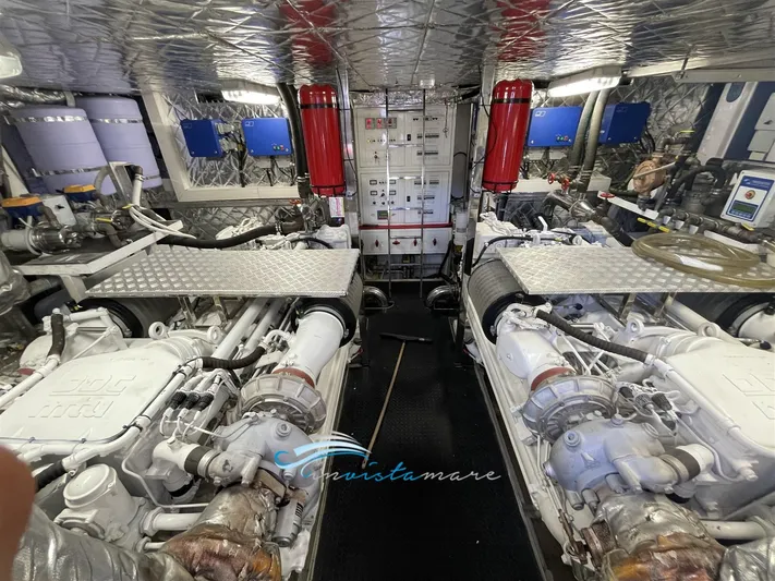  Yacht Photos Pics Velvet 90 motori