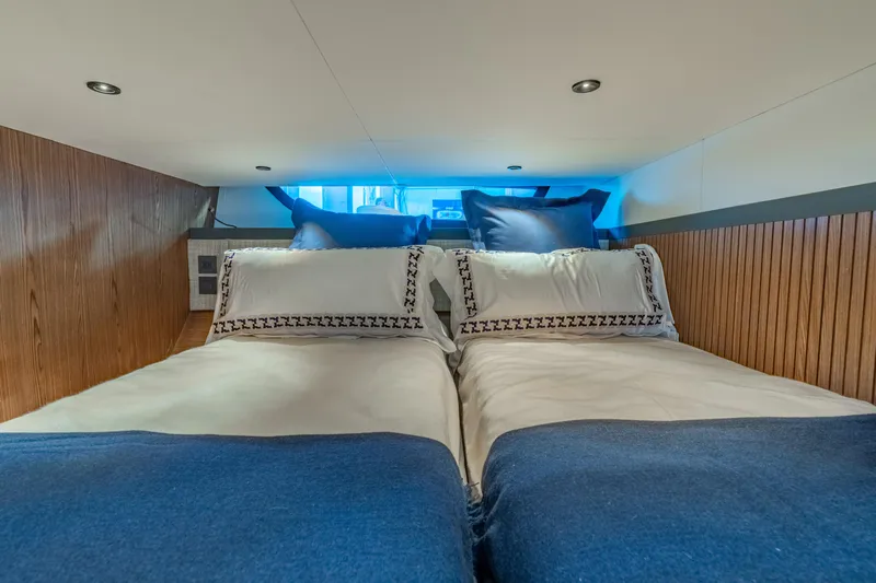 Eclipse 505 Shadow Hull #002 Yacht Photos Pics 