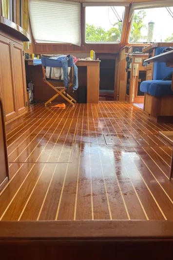 Midnight Yacht Photos Pics Interior of 2001 Sabreline 43 Flybridge Motoryacht with polished wooden flooring.