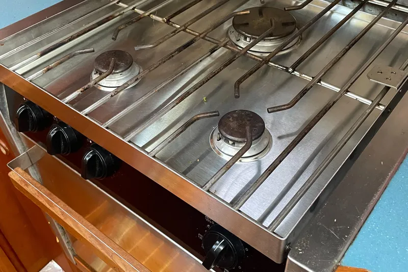 Midnight Yacht Photos Pics Stainless steel stove with three burners on a 2001 Sabreline 43 Flybridge Motoryacht.