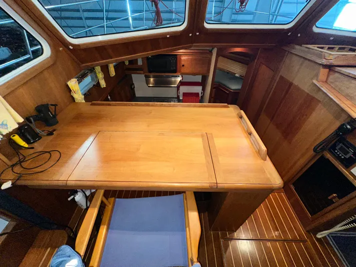 Midnight Yacht Photos Pics Interior of 2001 Sabreline 43 Flybridge Motoryacht with wooden table and seating.