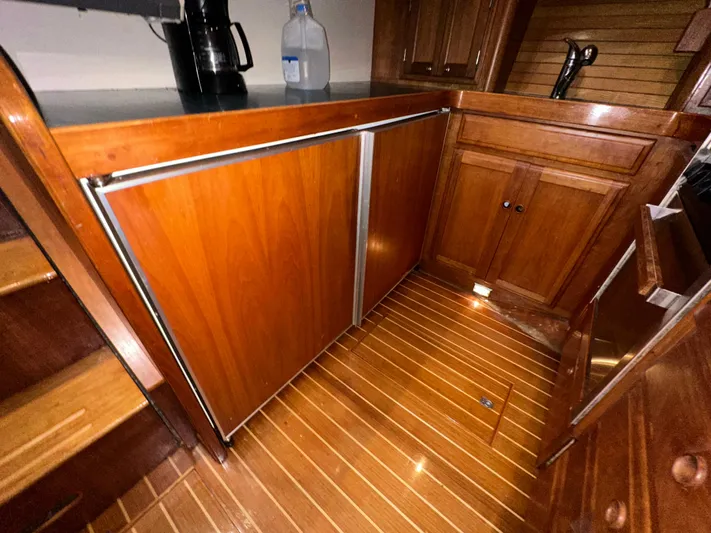 Midnight Yacht Photos Pics Wooden kitchen interior of 2001 Sabreline 43 Flybridge Motoryacht with Cockpit.