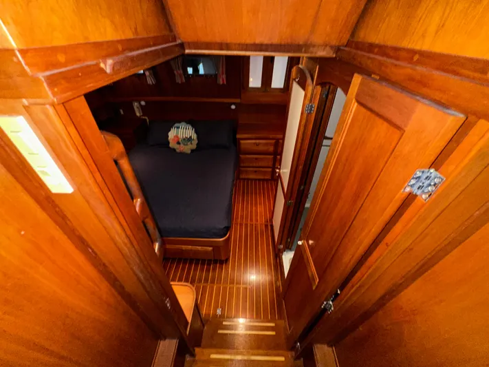 Midnight Yacht Photos Pics 2001 Sabreline 43 Flybridge Motoryacht cabin interior with wooden finish and bed.