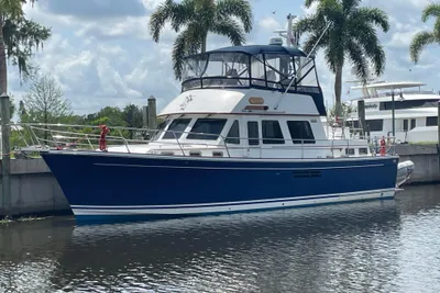 Sabreline 43 Flybridge Motoryacht with Cockpit