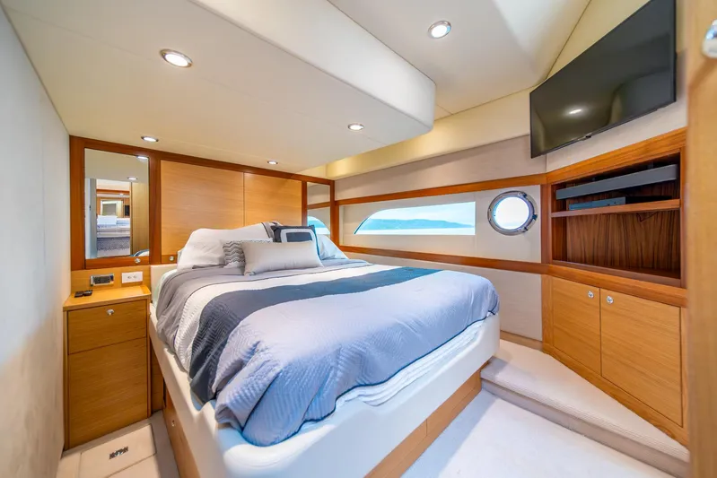 Evolution Yacht Photos Pics 2015 Riviera 50 Enclosed Bridge - ENVOLUTION