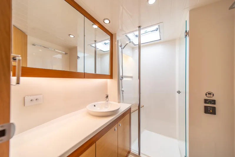 Evolution Yacht Photos Pics 2015 Riviera 50 Enclosed Bridge - ENVOLUTION