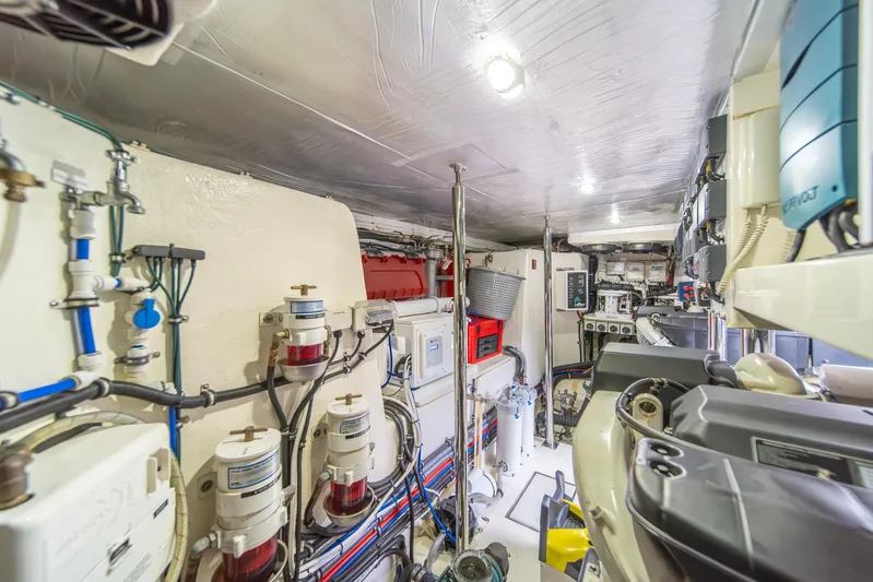 Evolution Yacht Photos Pics 2015 Riviera 50 Enclosed Bridge - ENVOLUTION