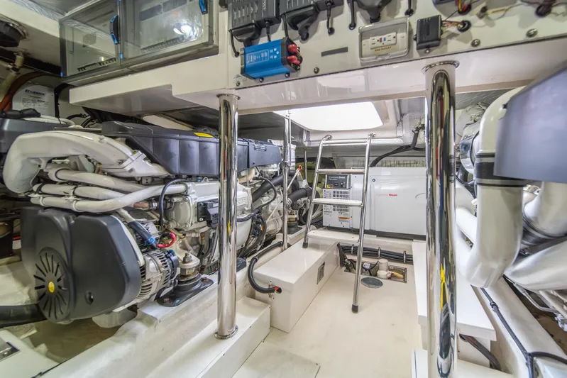 Evolution Yacht Photos Pics 2015 Riviera 50 Enclosed Bridge - ENVOLUTION