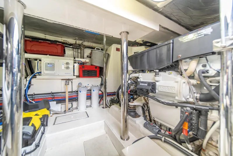 Evolution Yacht Photos Pics 2015 Riviera 50 Enclosed Bridge - ENVOLUTION