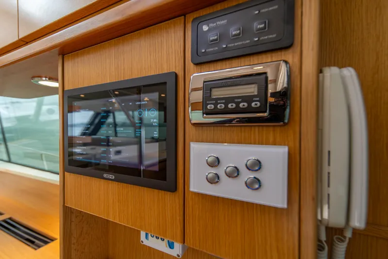 Evolution Yacht Photos Pics 2015 Riviera 50 Enclosed Bridge - ENVOLUTION