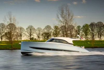 2024 Solaris Power 48 Lobster
