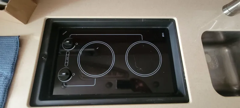  Yacht Photos Pics Built-in stovetop on 2008 Sea Ray 350 Sundancer yacht kitchen counter.