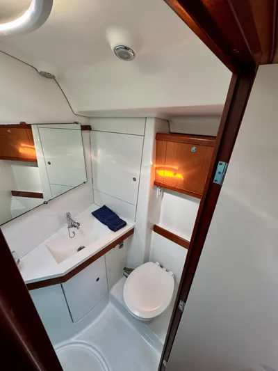 Rob Roy Yacht Photos Pics Fwd Head and Vanity