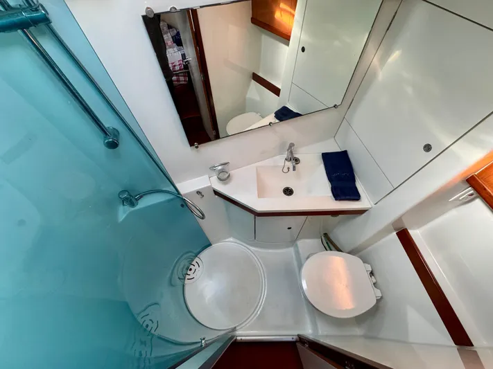 Rob Roy Yacht Photos Pics Fwd Head Stall Shower