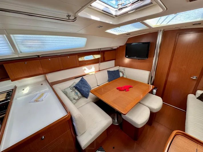 Rob Roy Yacht Photos Pics Salon Table