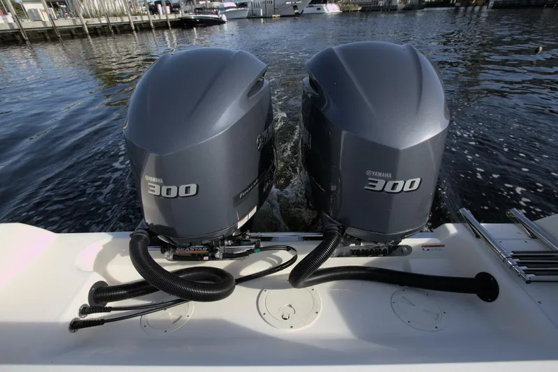  Yacht Photos Pics Twin Yamaha 300 outboard engines on a 2001 Pursuit 3070 Center Console boat.