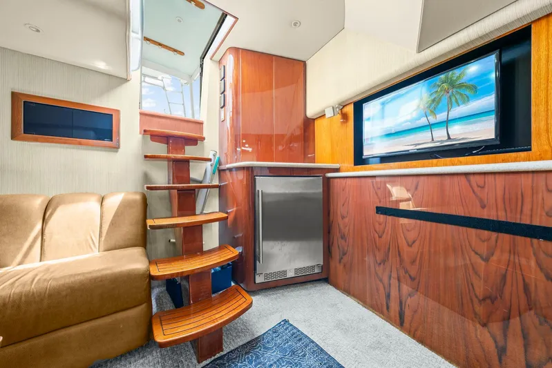 Pale Horse Yacht Photos Pics 2006 Buddy Davis 48 Express PALE HORSE Salon/Galley Entry