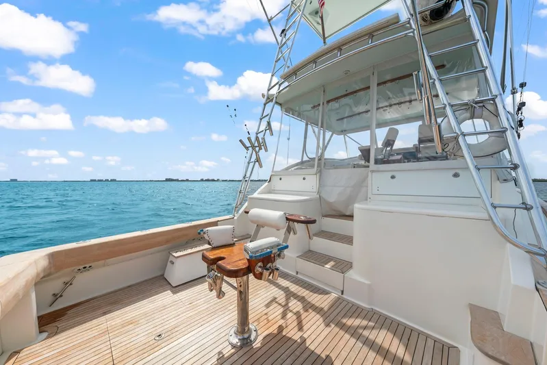 Pale Horse Yacht Photos Pics 2006 Buddy Davis 48 Express PALE HORSE Fighting Chair