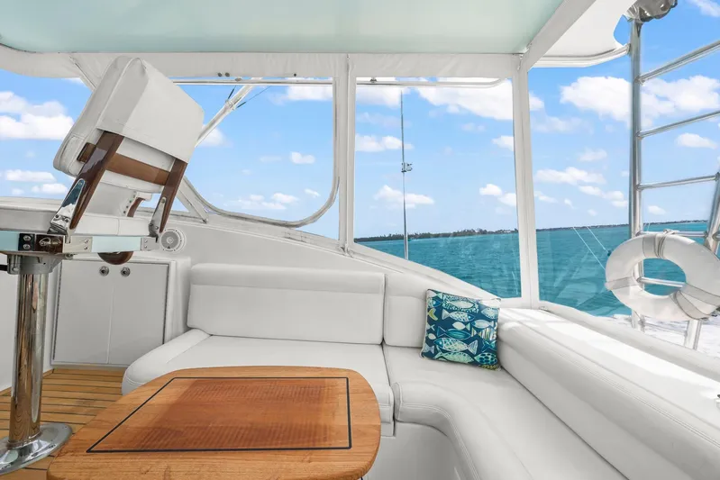 Pale Horse Yacht Photos Pics 2006 Buddy Davis 48 Express PALE HORSE Flybridge Helm/Salon