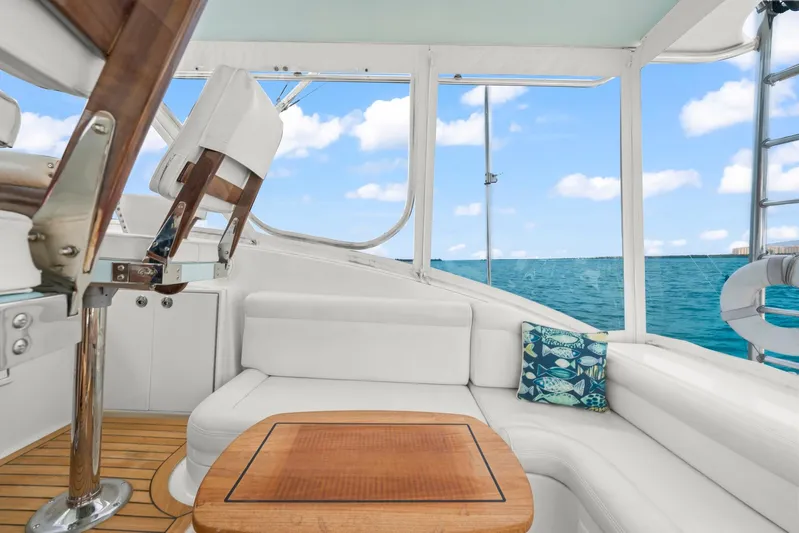 Pale Horse Yacht Photos Pics 2006 Buddy Davis 48 Express PALE HORSE Flybridge Helm/Salon